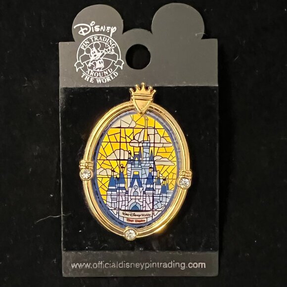 2005 Disney Jeweled Cindarella Castle Magic Kingdom Pin ON CARD - Picture 1 of 2